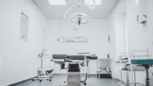 Heller Klinikflur im Tageslicht